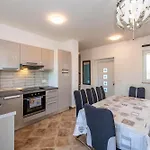 Niko, Your Ideal Summer Oasis Near Porec Vikendica *