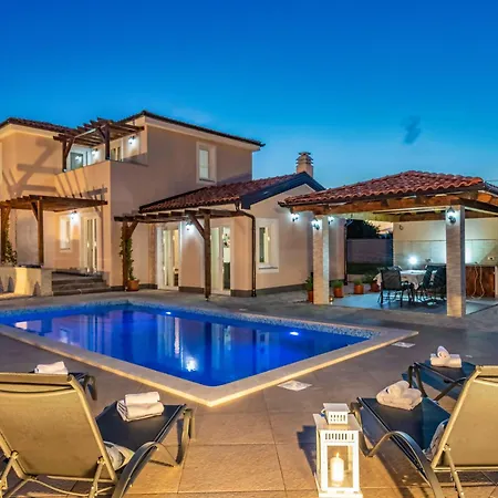 Holiday home Niko, Your Ideal Summer Oasis Near Porec *