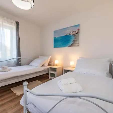 Niko, Your Ideal Summer Oasis Near Porec *