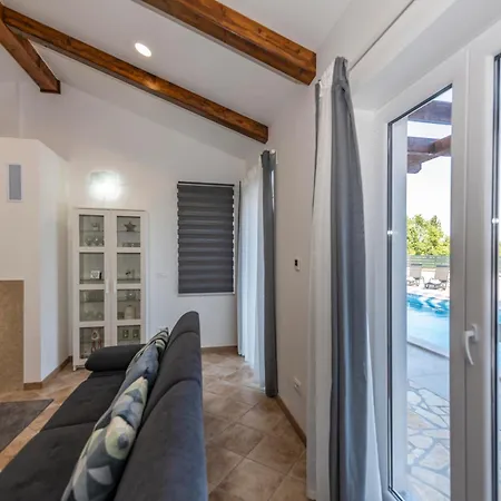 Holiday home Niko, Your Ideal Summer Oasis Near Porec Stranici kod Lovreca