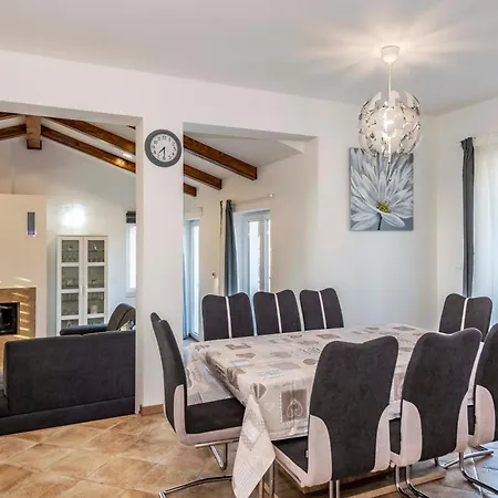 Niko, Your Ideal Summer Oasis Near Porec Vikendica