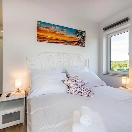 Σπίτι διακοπών Niko, Your Ideal Summer Oasis Near Porec