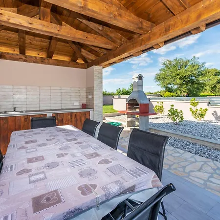 Σπίτι διακοπών Niko, Your Ideal Summer Oasis Near Porec Stranici kod Lovreca