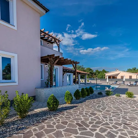 Niko, Your Ideal Summer Oasis Near Porec Vikendica *