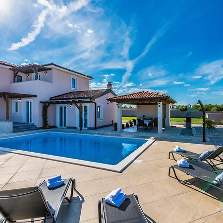 Σπίτι διακοπών Niko, Your Ideal Summer Oasis Near Porec