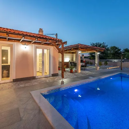 Niko, Your Ideal Summer Oasis Near Porec