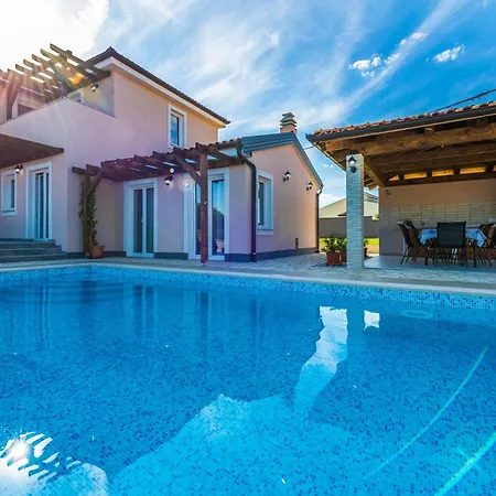 Niko, Your Ideal Summer Oasis Near Porec Vikendica *