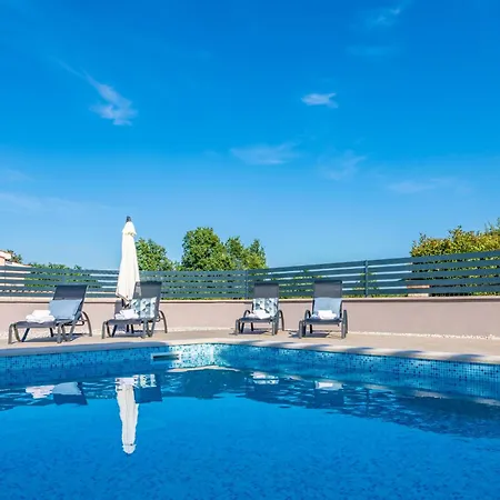 Holiday home Niko, Your Ideal Summer Oasis Near Porec *